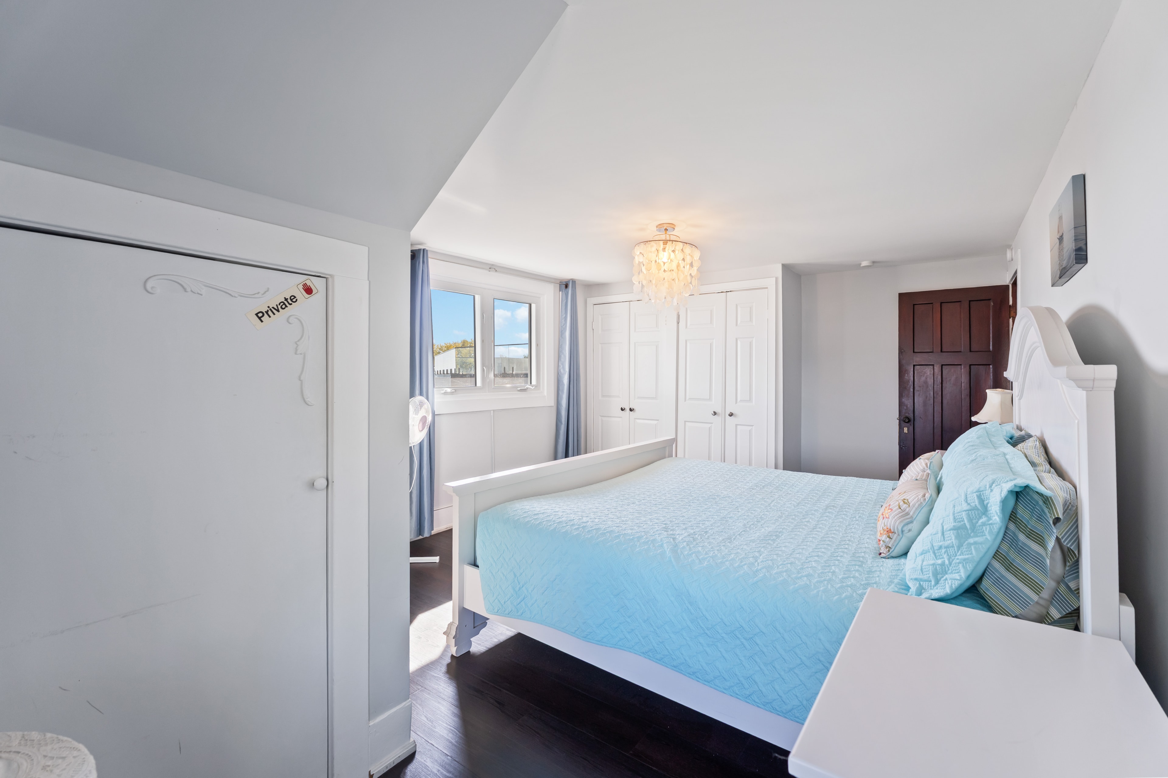Second bedroom with blue coastal bedding